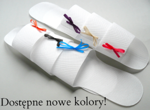 Klapki z włókniny z kolorowymi kokardkami.