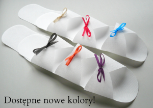 Klapki z włókniny z kolorowymi kokardkami.